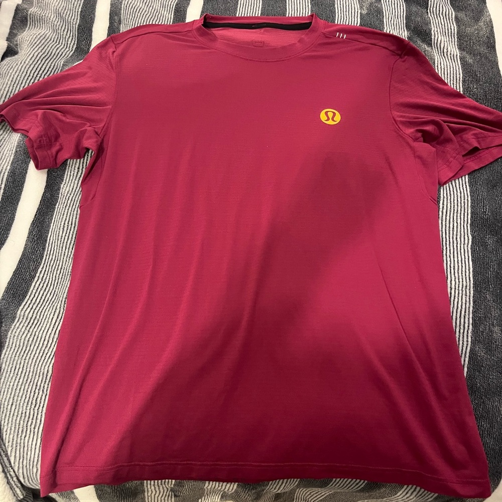 lululemon Men's T-Shirt (Medium)